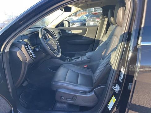 Certified 2025 Volvo XC40 B5 Core image 7