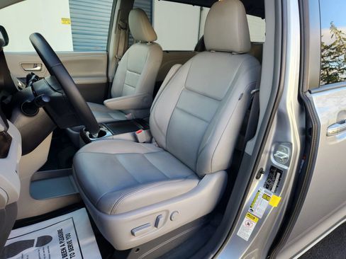 Used 2016 Toyota Sienna XLE w/ XLE Navigation Package FWD image 8