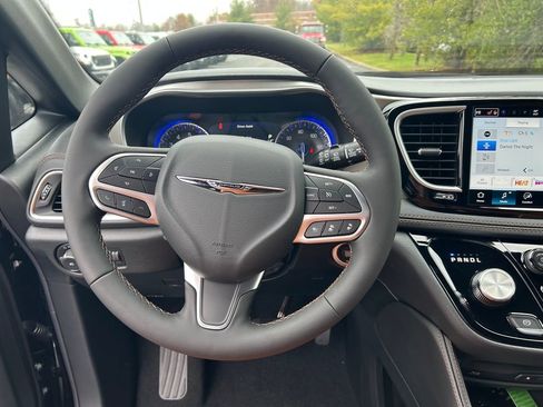 New 2026 Chrysler Pacifica Pinnacle image 10