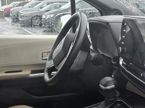 Used 2021 Toyota Sienna XLE w/ XLE Plus Package AWD/4WD image 17