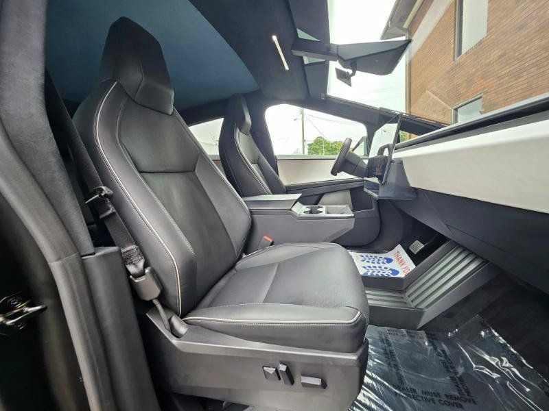 Used 2024 Tesla Cybertruck AWD Crew Cab image 68