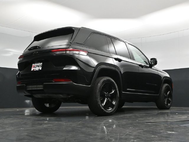 Used 2023 Jeep Grand Cherokee Limited w/ Black Appearance Package AWD/4WD image 57