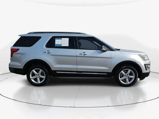 Used 2017 Ford Explorer XLT video 3