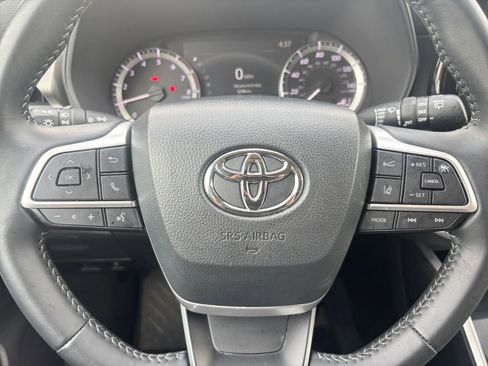 Used 2025 Toyota Highlander LE FWD image 29
