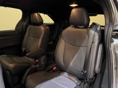 Used 2025 Toyota Sienna Limited image 13