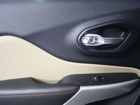 Used 2017 Jeep Cherokee Limited w/ Luxury Group image 13