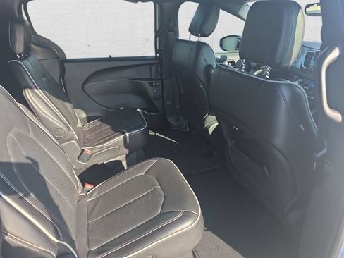 Used 2025 Chrysler Pacifica Limited FWD image 11