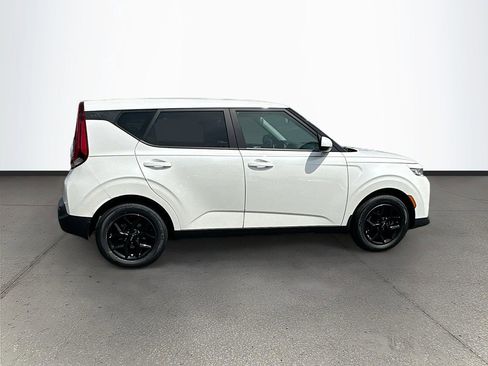 Certified 2022 Kia Soul LX w/ Technology Package FWD image 8