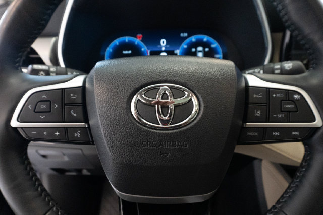Used 2024 Toyota Highlander Platinum FWD image 18