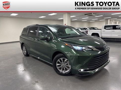 Used 2024 Toyota Sienna XLE image 1