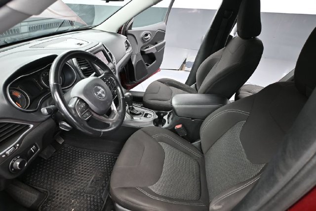 Used 2019 Jeep Cherokee Sport w/ Cold Weather Group AWD/4WD image 17