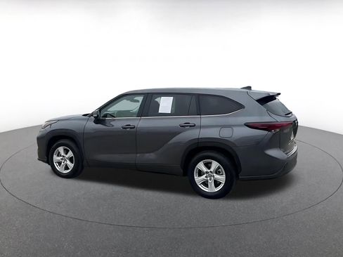 Used 2025 Toyota Highlander LE image 9