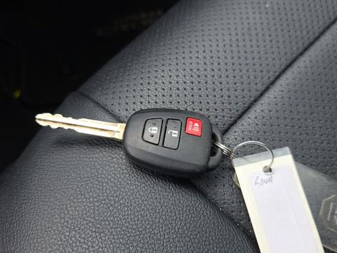 Used 2025 Toyota Corolla Cross L image 35