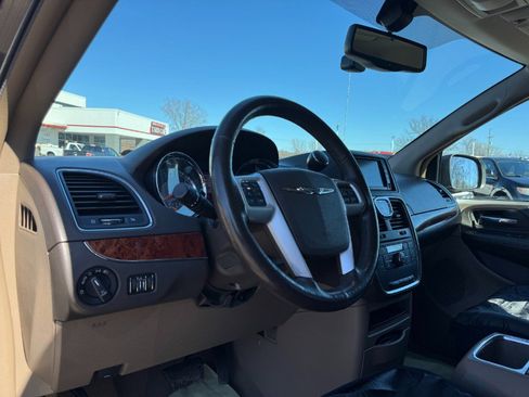 Used 2015 Chrysler Town & Country Touring-L w/ Driver Convenience Group image 14