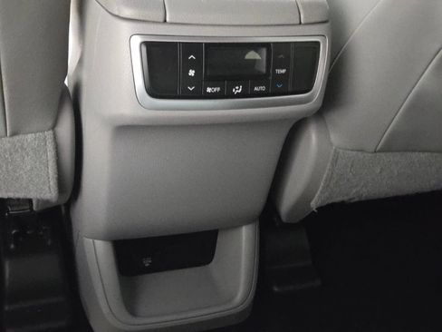 Used 2014 Toyota Highlander XLE FWD image 16