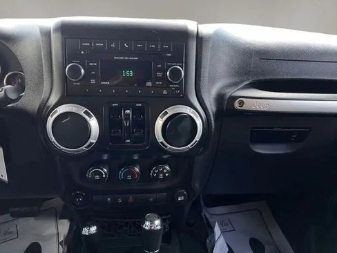 Used 2015 Jeep Wrangler Unlimited Sahara w/ Connectivity Group AWD/4WD image 15