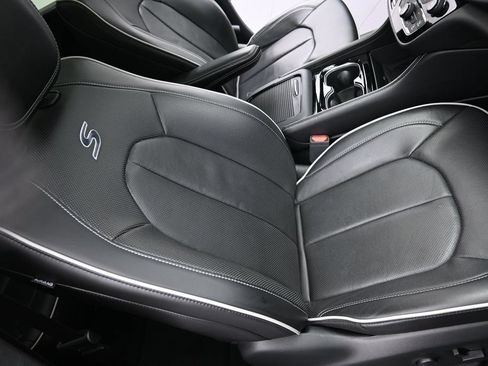 Used 2025 Chrysler Pacifica Limited FWD image 18