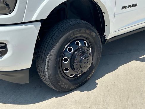 Used 2025 RAM 3500 Limited AWD/4WD image 9