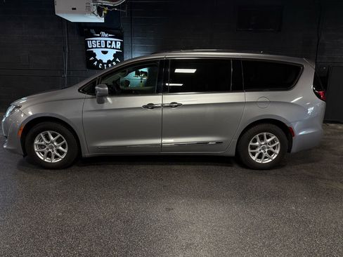 Used 2020 Chrysler Pacifica Touring-L FWD image 2