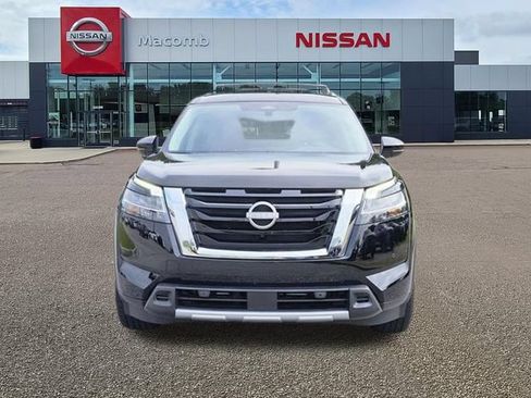 Used 2024 Nissan Pathfinder SL FWD image 2
