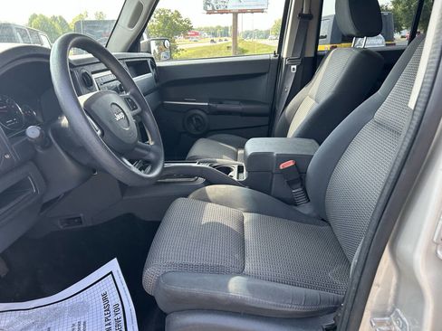 Used 2008 Jeep Commander Sport AWD/4WD image 10