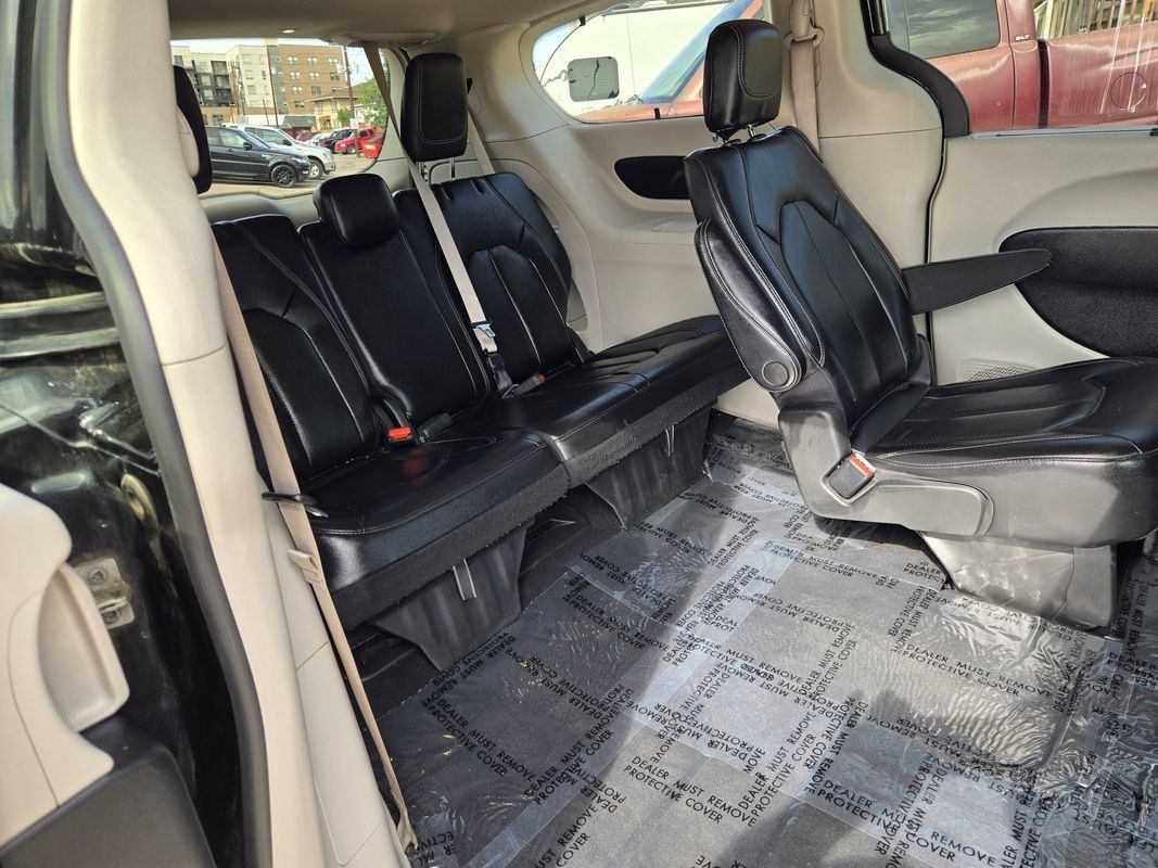 Used 2022 Chrysler Pacifica Touring-L FWD image 19