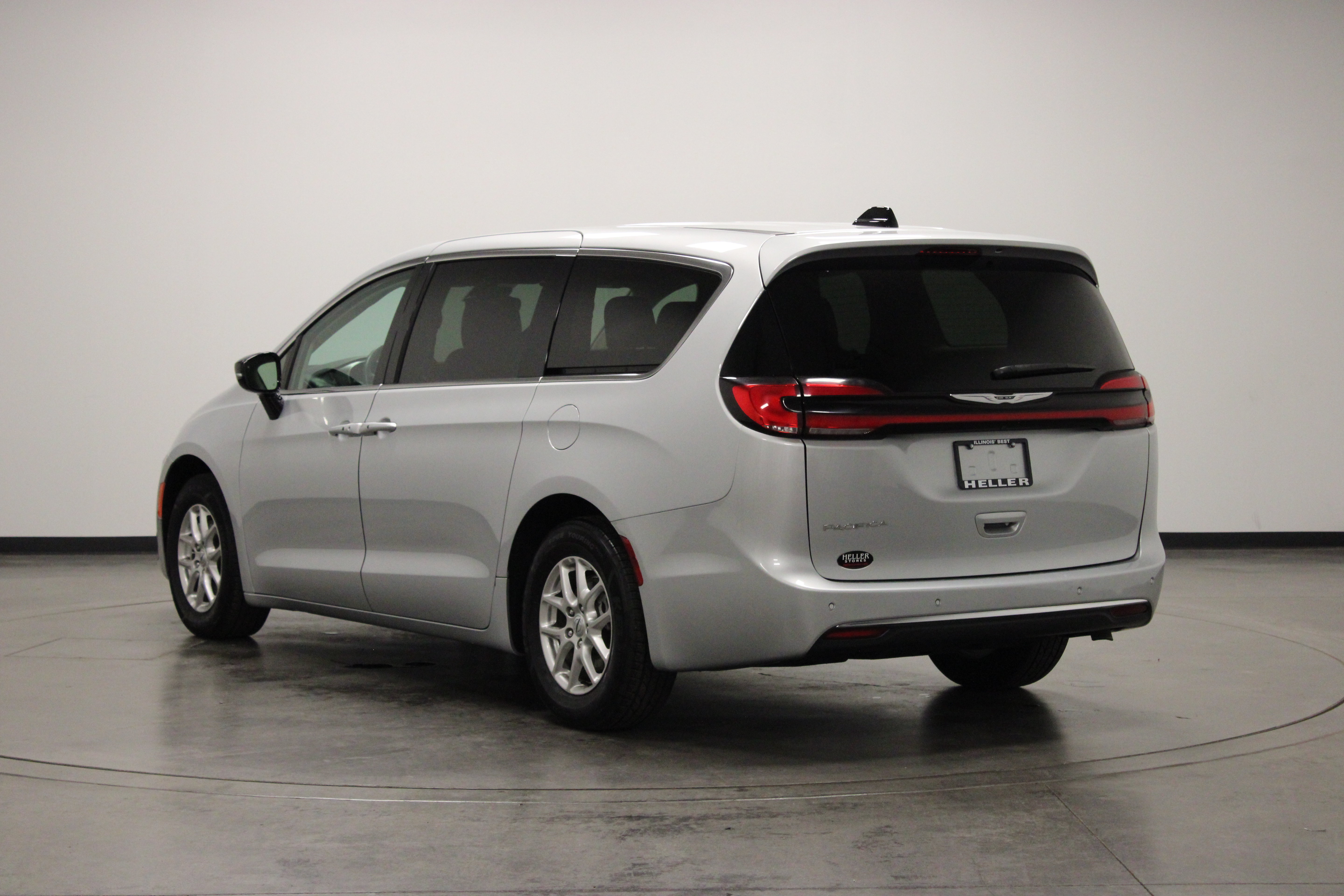 Used 2024 Chrysler Pacifica Touring-L FWD image 6
