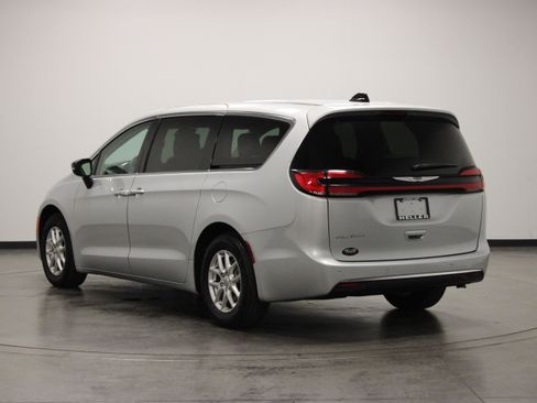 Used 2024 Chrysler Pacifica Touring-L FWD image 6
