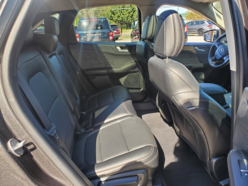 Used 2020 Ford Escape Titanium w/ Titanium Premium Package 2.0 FWD image 17
