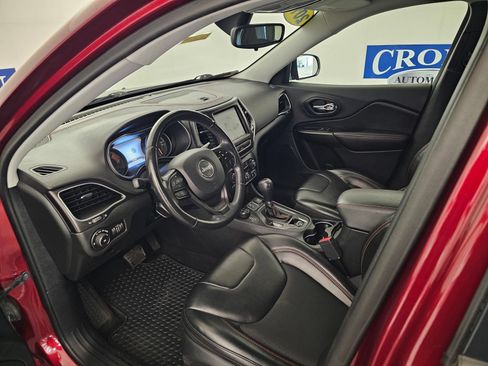 Used 2019 Jeep Cherokee Trailhawk w/ Cold Weather Group AWD/4WD image 3