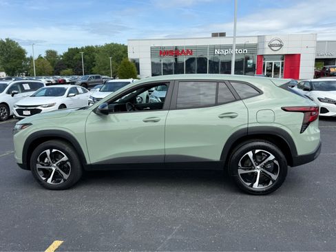 Used 2024 Chevrolet Trax RS w/ Driver Confidence Package FWD image 4
