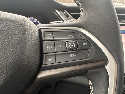 Used 2023 Jeep Grand Cherokee Limited w/ Luxury Tech Group II image 11