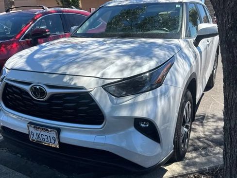 Used 2023 Toyota Highlander XLE AWD/4WD image 1