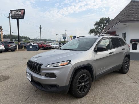 Used 2017 Jeep Cherokee Sport w/ Trailer Tow Group AWD/4WD image 2