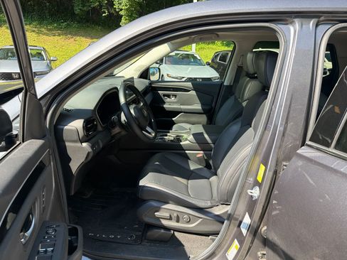 Used 2025 Honda Pilot Touring image 17