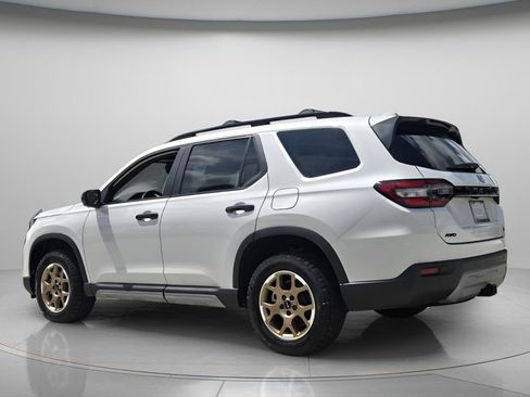 Certified 2024 Honda Pilot TrailSport image 8