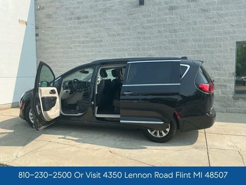 Used 2017 Chrysler Pacifica Touring-L FWD image 13