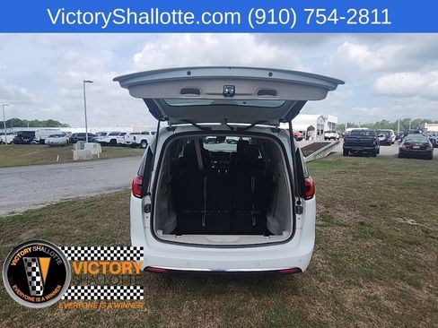 Certified 2023 Chrysler Pacifica Touring-L FWD image 34