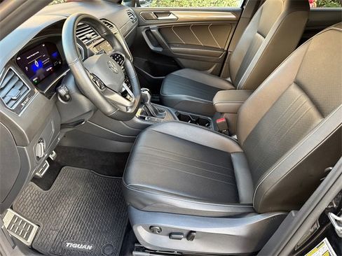 Certified 2022 Volkswagen Tiguan SE R-Line image 36