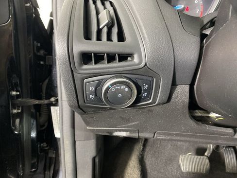 Used 2017 Ford Focus SEL w/ Cold Weather Package image 18