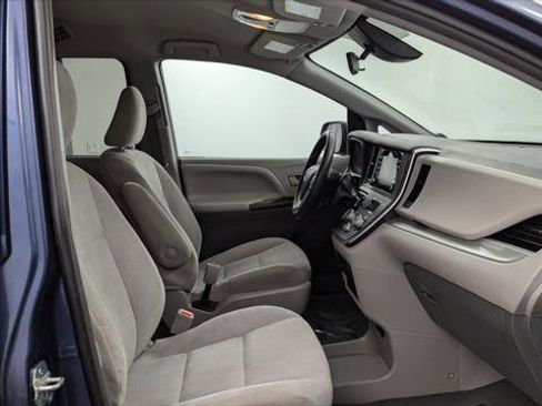 Used 2019 Toyota Sienna L image 19