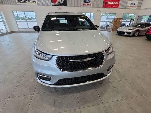 Used 2026 Chrysler Pacifica Limited FWD image 4