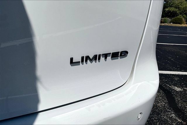 Used 2025 Chrysler Pacifica Limited FWD image 24