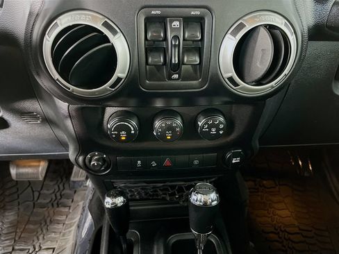 Used 2017 Jeep Wrangler Unlimited Sahara w/ Dual Top Group AWD/4WD image 19