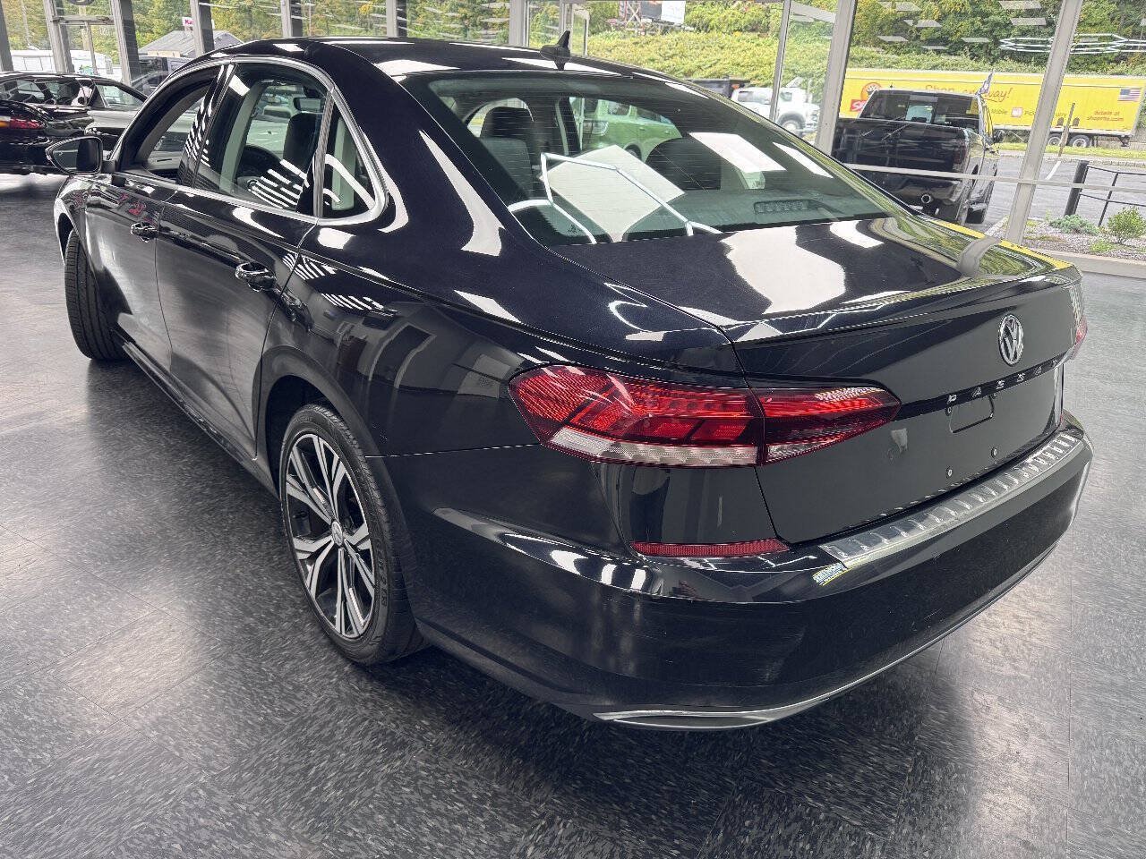 Used 2021 Volkswagen Passat 2.0T SE FWD image 2