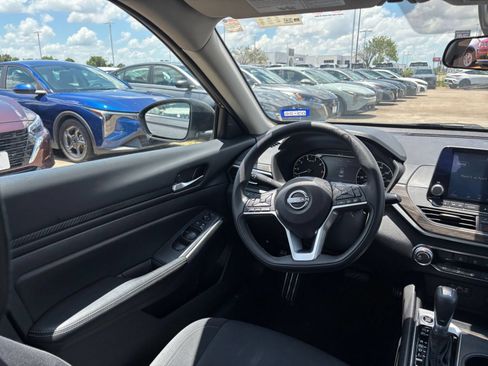 Used 2025 Nissan Altima 2.5 SV FWD image 33