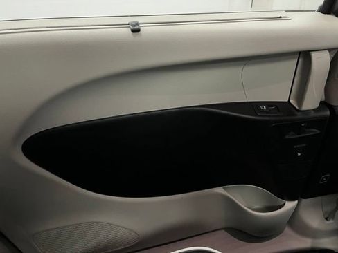 Used 2023 Chrysler Pacifica Limited FWD image 39