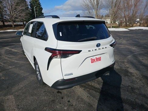 Used 2024 Toyota Sienna LE image 3