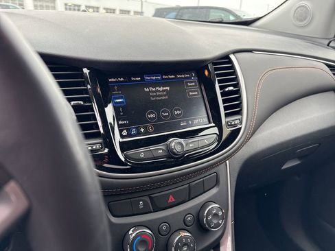 Used 2022 Chevrolet Trax LT w/ LT Convenience Package image 9