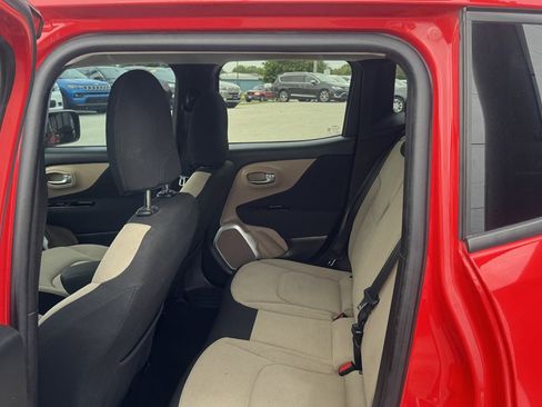 Used 2015 Jeep Renegade Latitude w/ Cold Weather Group FWD image 22